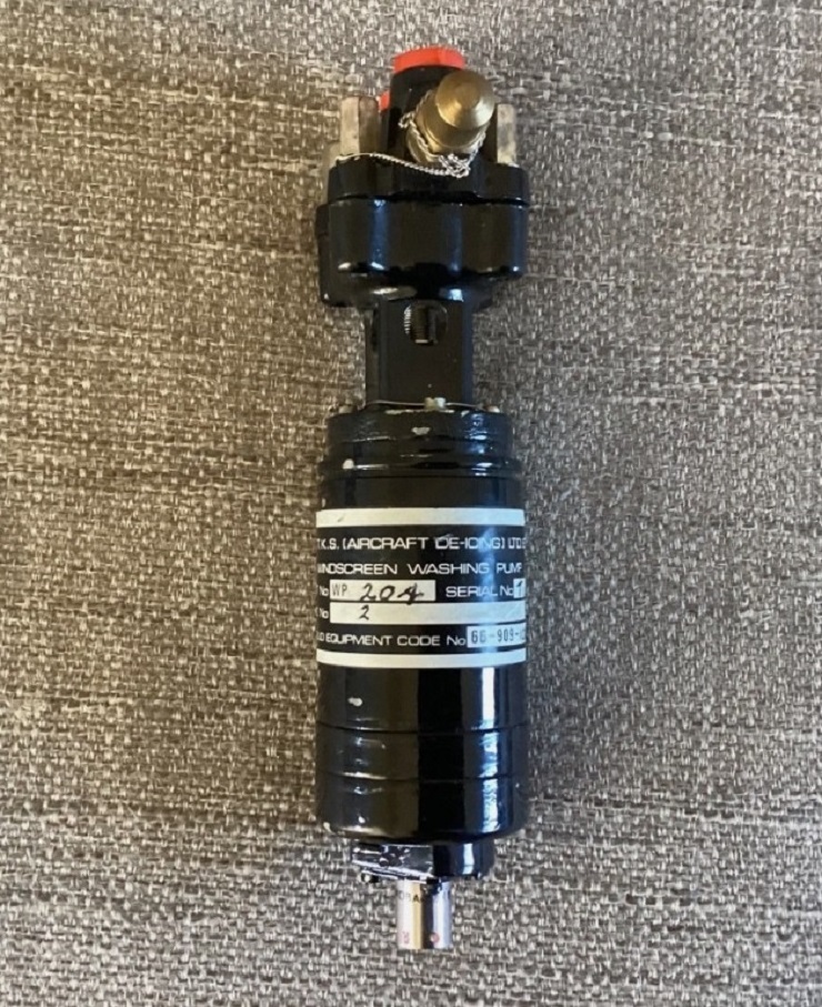 Pièce du cockpit : Pompe lave glace (Windscreen washing pump)