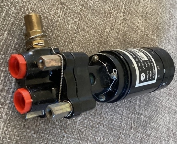 Pièce du cockpit : Pompe lave glace (Windscreen washing pump)