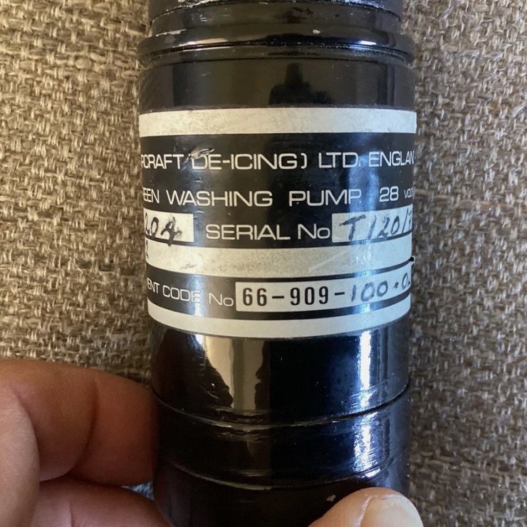 Pièce du cockpit : Pompe lave glace (Windscreen washing pump)