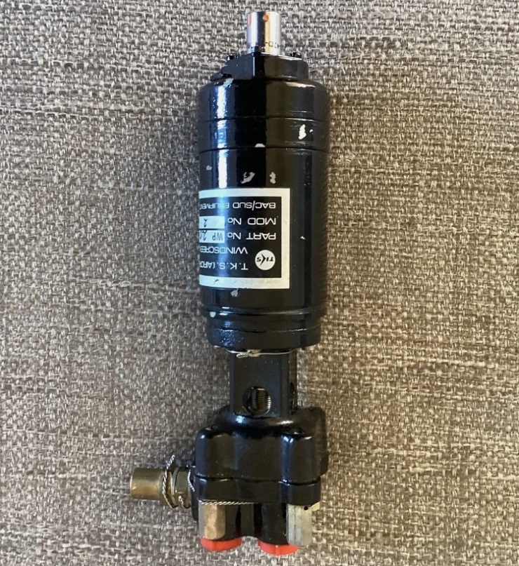 Pièce du cockpit : Pompe lave glace (Windscreen washing pump)